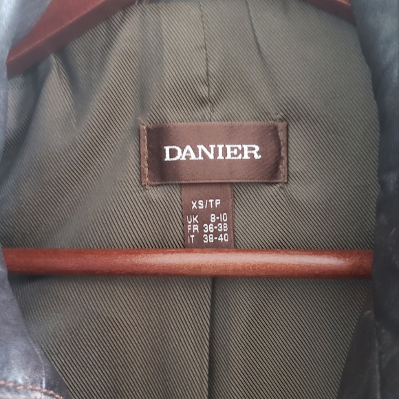 Danier leather jacket - Picture 4 of 7